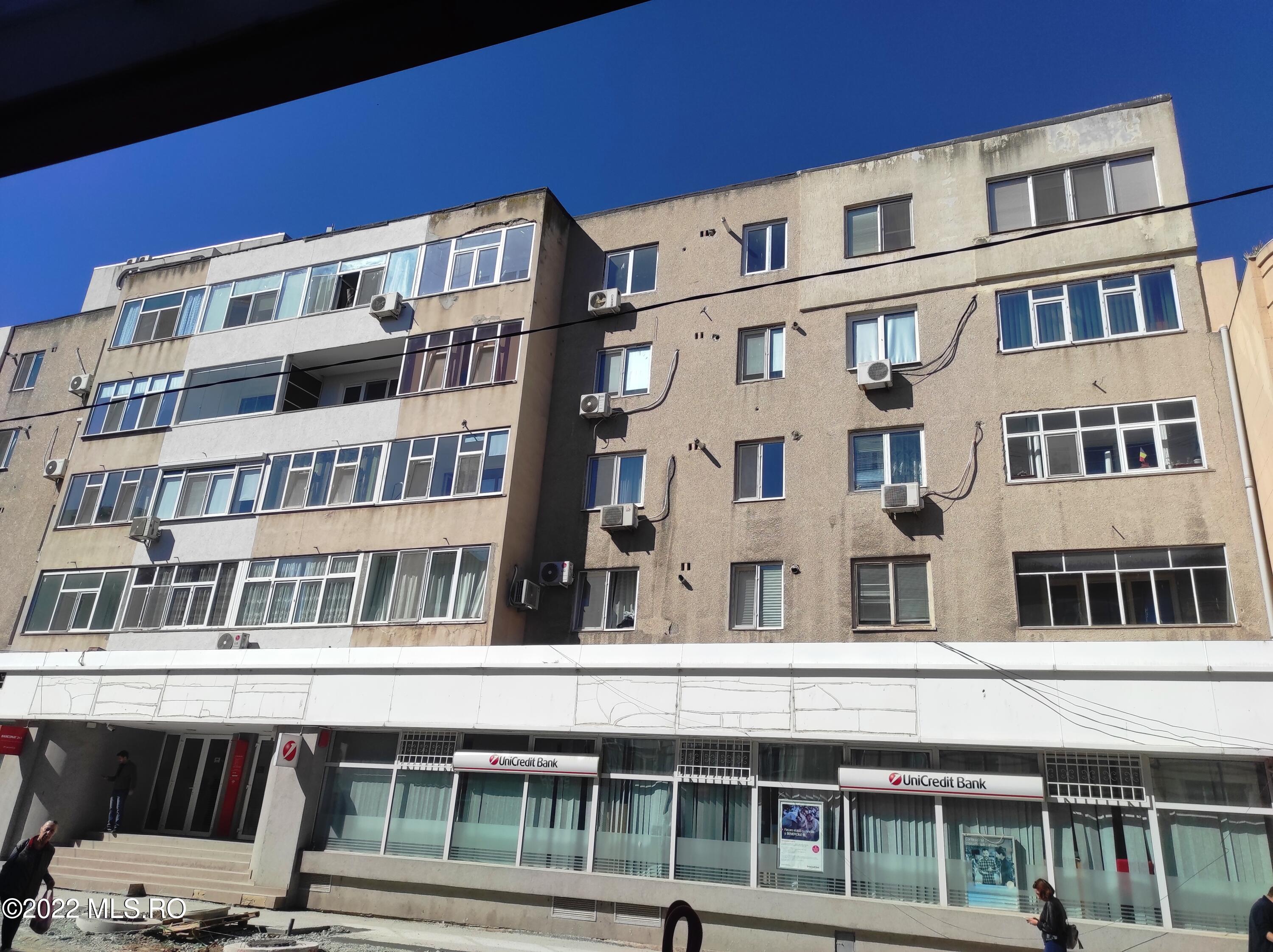                                             Vanzare -                                                                                     Apartament 3 camere                                                                                 - Centru
                                        