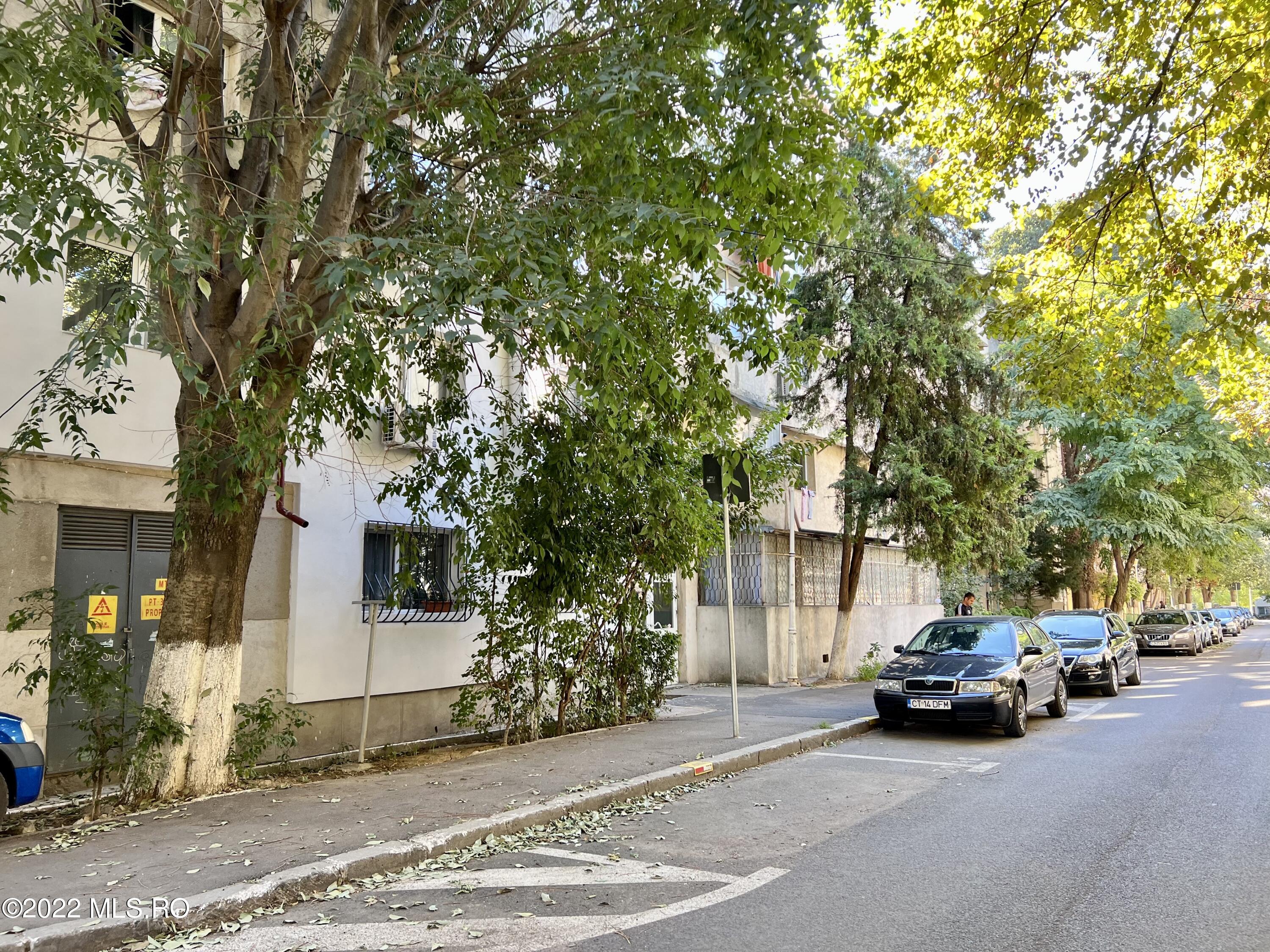                                             Vanzare -                                                                                     Apartament 3 camere                                                                                 - Inel 1
                                        